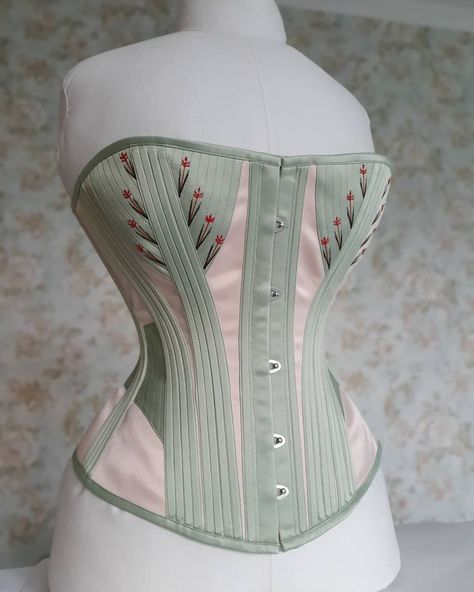 Elizabeth on Instagram: “A very spring looking Victorian corset to meet the end of May. Silks, an ocean of stitches, floral flossing and love mixed together!…” Corset Flossing, Victorian Era Aesthetic, Tightlacing Corset, 19th Century Dresses, Edwardian Corsets, Corset Fashion Outfits, Victorian Corset, Dress History, Corset Fashion