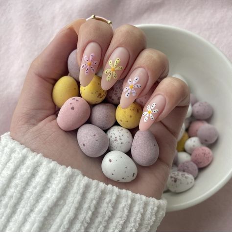 20 Super Cute Easter Nail Design Ideas to Celebrate in Style! Are you ready to elevate your Easter look with a splash of color and creativity? Dive into these adorable nail designs that capture the joy and spirit of the season. From charming bunny motifs to colorful egg patterns and delicate floral accents, there's something for every Easter enthusiast. Mini Egg Nails, Acrylic Easter Nails, Easter Themed Nails, Short Almond Shape, Egg Nails, Pink Nail Art Designs, Themed Nails, Festive Manicure, Cute Pink Nails