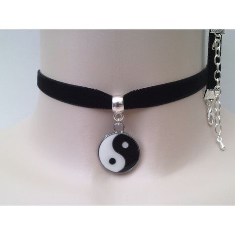 Kalung Choker, Diy Gothic, Ribbon Choker Necklace, Necklaces Choker, Fashion Goth, Skull Rings, Ribbon Choker, Edgy Jewelry, Black Velvet Choker