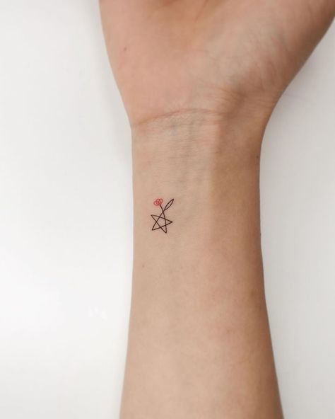 Tattooist_Nieun 👩‍🎨 on Instagram: “•star +flower(별+꽃)” Star And Rose Tattoo, Star With Flowers Tattoos, Flower And Stars Tattoo Designs, Rose And Star Tattoo, Star And Flower Tattoos, Flower Star Tattoo, Flower And Star Tattoo, Minimal Star Tattoo, Star Flower Tattoo