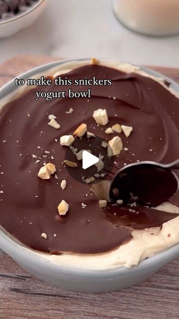 The_Flavor_Diares on Instagram: "Snickers yogurt bowl 🤩 Via @sunnysrecipes 👏  a recent fav of mine since it’s such a quick and easy snack to make that’s also high protein!  recipe: mix greek yogurt with peanut butter. then pour melted chocolate on top. add crushed peanuts. enjoy!!🥜🍫  follow @the_flavor_diares 🥰  #healthysnacks #penautbutter #chocolate" Snickers Yogurt, Yogurt With Peanut Butter, High Protein Recipe, Snack To Make, Protein Recipe, Snacks To Make, Yogurt Bowl, Quick Easy Snacks, Chocolate Topping