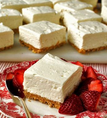 Strawberry Yogurt Fridge Tart, Strawberry Yogurt Tart, Yoghurt Tart Recipe, Cold Pudding Recipes, Yogurt Fridge Tart Recipe, Yogurt Tart Recipe, Easy Fridge Tarts Recipes, Yogurt Pudding Recipes, No Bake Tart Recipes