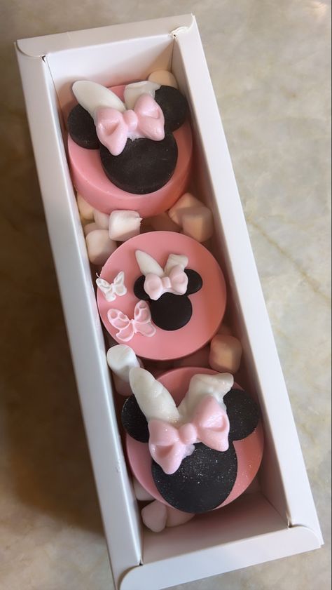 Mickey easter chocolate covered Oreos Oreo Pucks, Easter Chocolate Covered Oreos, Cake Puck, Oreo Ideas, Easter Boxes, Cake Pucks, Mickey Easter, Minnie Mouse Theme Party, Easter Recipe