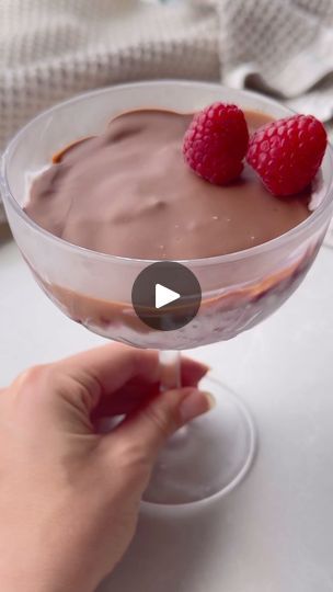 43K views · 2.3K reactions | Raspberry & Milk Choc Chia Pudding. The easiest high protein snack! Can use milk or white chocolate but there is just something magical about the white choc and raspberry combination 🔥🥰 Ingredients: •280g vanilla Greek yoghurt (I used YoPRO) •1tbs chia seeds •1 punnet of raspberries •30g chocolate (I used low sugar) •2tsp raspberry jam-optional Method: Mix yoghurt, chia seeds and raspberries together. To the base of 2 jars add your jam or additional smashed raspberries. Top with the yoghurt chia mix and than melted chocolate. Place in the fridge to set. Enjoy 🥰 Macros 202 calories F.7.5 C.16.3 P. 19.2 | Noa Williams | noashealthyeats · Original audio Raspberry Milk, High Protein Snack, White Choc, Protein Snack, Melted Chocolate, Raspberry Jam, High Protein Snacks, Chia Pudding, Protein Snacks