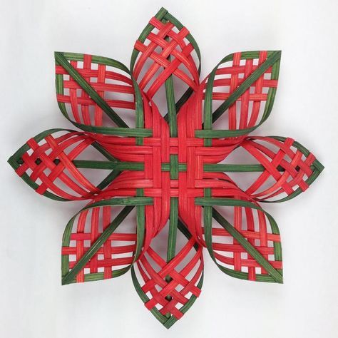 paper crafts Christmas Crafts For Kids To Make Christmas Paper Crafts Noel Christmas Christmas Pr German Star, Twill Pattern, Basket Weaving Patterns, Christmas Crafts For Kids To Make, Paper Weaving, Christmas Paper Crafts, Paper Ornaments, Holy Cross, Paper Crafts Origami