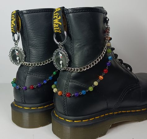 Chains On Clothes, Doc Marten Charms Diy, Boot Charms Diy, Boot Accessories Diy, Diy Boot Jewelry, Boot Jewelry Diy Ideas, Boot Styling, Shoe Chain, Boot Charms