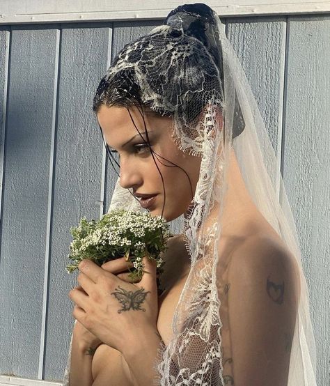 Veil, A Woman, On Twitter, Building, Twitter, Flowers