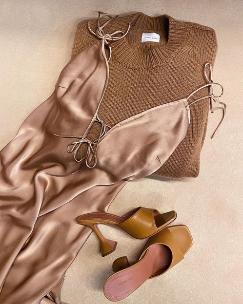 7,135 Me gusta, 66 comentarios - Alex Rivière (@ariviere) en Instagram: "Wednesday loading" Dress With Sweater Outfit, Slip Dress With Sweater, Maxi Dress With Sweater, Dress With Sweater Over It, Dress With Sweater, Sweater Over Dress, Knee Length Sweater, Oversized Black Sweater, Sweater Dress Outfit