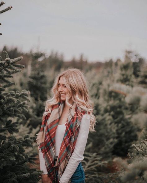 Senior Winter Pictures, Christmas Senior Pictures, Winter Birthday Photoshoot Ideas, Winter Photoshoot Ideas Indoor, Cute Winter Photoshoot Ideas, Western Christmas Photoshoot, Winter Senior Picture Ideas, Winter Picture Ideas, Christmas Winterwonderland