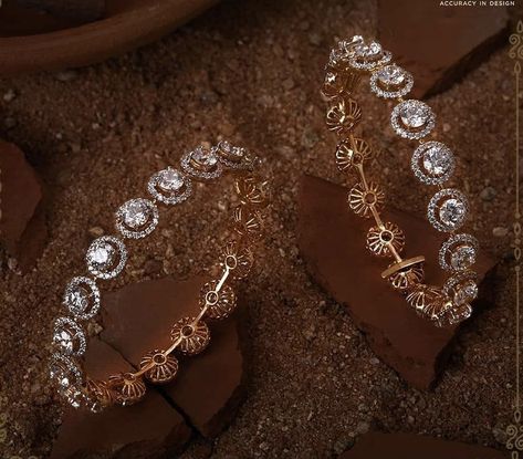 Pacheli Bangle Diamond, Diamond Bangles Indian, Gold Jewelry Prom, Bridal Jewellery Inspiration, Diamond Bangles, Diamond Bracelet Design, Diamond Jewelry Set, Diamond Pendants Designs, Gold Bangle Set