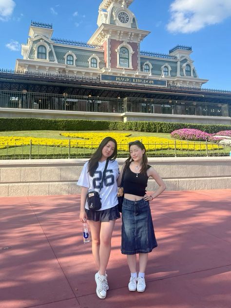 Magic Kingdom Outfit, Disney World Orlando, Black Lace Tank Top, Outfit Denim, Disney World Outfits, Midi Skirt Black, Midi Skirt Outfit, Friends Photo, Jersey Outfit