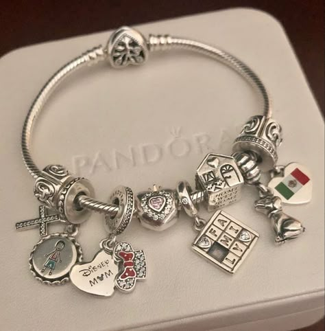 Pandora Bracelet Aesthetic Silver, Pandora Charm Bracelet Aesthetic, Silver Bracelet Designs, Pandora Bracelet Charms Ideas, Pandora Bracelet Designs, Inexpensive Jewelry, Pandora Jewelry Charms, Beaded Jewelry Necklaces, Wrist Jewelry