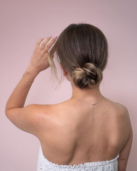 “Pinterest never shows the front of the style” There are some ideas for the front of your hair to pair with your bun: • soft and wispy • loosely curled and a little heavier • no front pieces (perfect for Summer) Which is your favorite? #houstonhairstylist #bridalhair #bridalhairstyles #bridalbun #bridalbunhairstyle #weddinghairinspo #weddinghairinspiration Bun With Front Pieces Out, Karaoke Birthday, Front Pieces, Bridal Hair Makeup, Bridal Bun, Bridal Hair Buns, Wedding Hair Inspiration, Bridal Hair And Makeup, Houston Texas