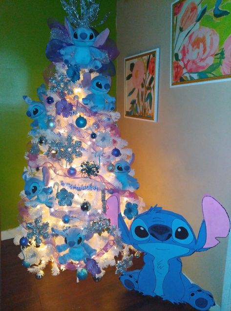 Disney Stitch Tree, Lilo And Stitch Christmas Tree Ideas, Lilo And Stitch Room Ideas, Lilo And Stitch Christmas Tree, Stitch Xmas Tree, Stitch Christmas Decorations, Stitch Christmas Tree, Lilo And Stitch Toys, Lilo En Stitch