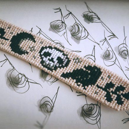 Witchy Bracelet Patterns, How To Do Alpha Bracelet, Halloween Alpha Bracelet, Witchy Friendship Bracelet Patterns, Ghost Friendship Bracelet, Moth Bracelet Pattern, Eye Friendship Bracelet Pattern, Grunge Friendship Bracelets, Minecraft Friendship Bracelet