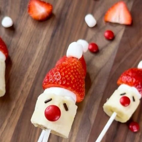 Hannah Brianne on Instagram: "🎅🏼❤️ Santa Fruit Kabobs ❤️🎅🏼 This is such a fun way to have fruit this holiday season! Would you try these? Ingredients: - Banana, cut into 3 inch pieces - Strawberries - Marshmallows, thinly sliced - Mini marshmallows - Lollipop sticks #santafruitskewers #santafruit #santafruitkabob #christmas #christmasrecipes #christmasrecipe #christmastiktok #christmascountdown #christmasvibe #christmasdessert #christmashack #christmashacks #christmasappetizer #christmaspartyidea #christmasparty #fyp" Christmas Fruit Skewers, Fruit Skewers, Fruit Kabobs, Christmas Fruit, Christmas Hacks, Lollipop Sticks, Christmas Appetizers, Mini Marshmallows, Christmas Countdown