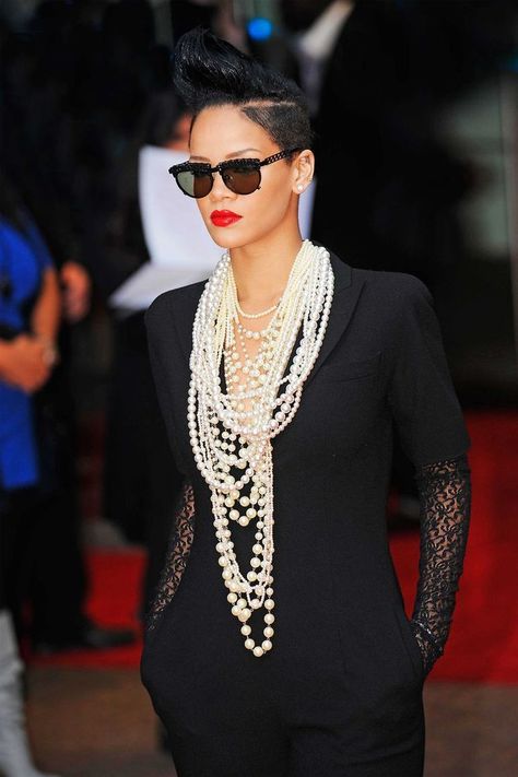 Pearl Collar Necklace Outfit, Layered Pearl Necklace Outfit, Chanel Pearl Necklace Outfit, Chunky Pearl Necklace Outfit, Pearl Outfit Classy, Outfits With Pearl Necklace Casual, Styling Pearls, Outfit With Pearl Necklace, Pearls Outfit