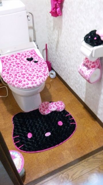 Gyaru Bathroom, Mcbling Vanity, Mcbling Bathroom, Nostalgic Makeup, Redecorate Bathroom, Gyaru Room, Y2k Bathroom, Pink Black Room, Hello Kitty Bathroom