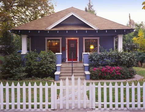 What Is a Craftsman House? Prairie Style Windows, American Home Design, Siding Colors For Houses, Craftsman Homes, Craftsman Bungalow, Bungalow Homes, Tudor Style Homes, Pintura Exterior, Exterior Paint Color