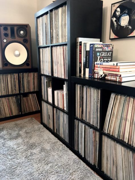 Home Grown: A jazz fanatic with a vintage set-up Shelves For Records, Hifi Bar, Vinyl Cabinet, Vinyl Record Room, Music Room Office, Turntable Setup, Hifi Room, Hipster Room, Office Layouts