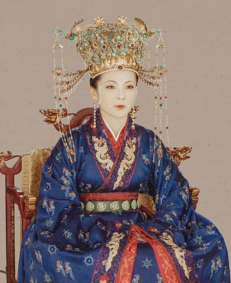 This is the most precious costume of the empress of the Song Dynasty. It is rarely worn at ordinary times. It is only used for the emperor's canonization or sacrificial ceremonies. Song Dynasty Art, Song Dynasty Clothing, Song Dynasty Hanfu, Film China, Chinese Traditional Clothing, Song Dynasty, The Empress, Chinese Clothing, Ancient China