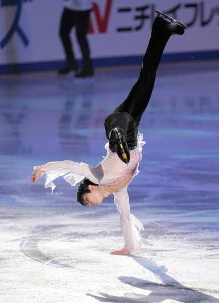 Yuzuru Hanyu Hydroblade, Figure Skating Yuzuru Hanyu, Ice Skating Yuzuru Hanyu, Yuzuru Hanyu Ice Skating, Yuzuru Hanyu Boyfriend Material, Yuzuru Hanyu Skating, Yuzuru Hanyu Icons, Yuzuru Hanyu Fanart, Yuzuru Hanyu Wallpaper