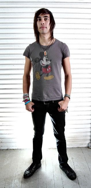 Vic Fuentes Mickey Mouse Shirt, Silly Vic Fuentes, Vic Fuentes Mickey Mouse, Vic Fuentes Gif, Vic Fuentes Funny, Vicky Mouse, Vickey Mouse, Ptv Concert, Jaime Preciado