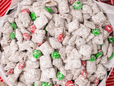 Christmas Puppy Chow: Easy Holiday Muddy Buddies Recipe - NewsBreak Holiday Puppy Chow, Pumpkin Cheerios, Christmas Chow, Christmas Puppy Chow, Apple Dessert Pizza, Puppy Chow Christmas, Peanut Butter Kiss Cookies, Banana Coffee Cakes, Chow Recipe