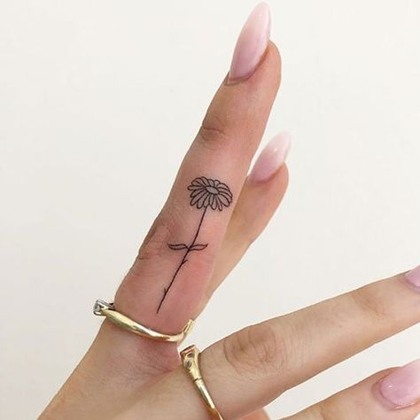 Simple flower finger tattoo Flower Finger Tattoos, Small Skull Tattoo, Daisy Flower Tattoos, Flores Tattoo, Small Tattoos For Women, Unique Small Tattoo, Daisy Tattoo, Small Meaningful Tattoos, Small Tattoos Simple