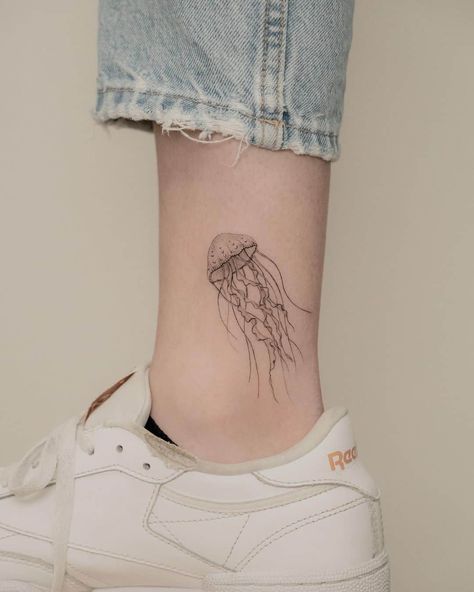 Jelly Fish Line Tattoo, Jelly Fish Minimalist Tattoo, Realistic Jelly Fish Tattoo, Jellyfish Tattoo On Leg, Jellyfish Tattoo On Arm, Jellyfish Ankle Tattoo, Jelly Fish Tattoos For Women, Jelly Fish Tattoo Fine Line, Fine Line Fish Tattoo