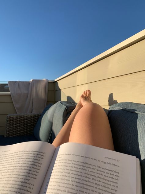 Reading In The Sun Aesthetic, Laying In The Sun Aesthetic, Jai Core, Sun Girl Aesthetic, Reading Outside, Sun Aesthetic, Reading Motivation, Reading Aesthetic, Island Life Style