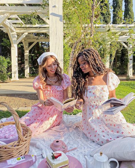 MARY | LA Blogger on Instagram: “How to create the picnic of your dream🧺✨💐SAVE this post for later⁠😉⁠ ⁠ If you want to have a whimsical romantic cottagecore picnic this…” Bday Fit Ideas, Picnic Cute Outfit, Picnic Vibes Outfit, Picnic Aesthetic Friends Outfits, Piknik Outfit, Pink Picnic Photoshoot, Coqquete Aesthetic, Birthday Inspo Pics Picnic, Charcuterie Cake