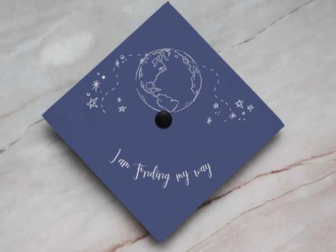 29 Easy Graduation Cap Ideas To Add Some Serious Eye Candy To Your On Graduation Day Look Easy Graduation Cap Ideas, Graduation Cap Designs College, Funny Graduation Caps, Graduation Cap Ideas, Cap Drawing, Chalkboard Theme, Starbucks Design, High School Graduation Cap, Graduation Look