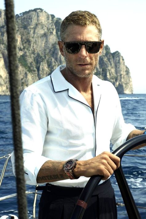 So, what defines the male old money aesthetic? In this article, I’m going to break down this classic fashion style and show you how to achieve the old money aesthetic for men and guys. Aesthetic For Guys, Vintage Outfits For Men, Aesthetic For Men, Gq Usa, Italian Fashion Summer, The Old Money Aesthetic, Yacht Fashion, Lapo Elkann, Dapper Outfit