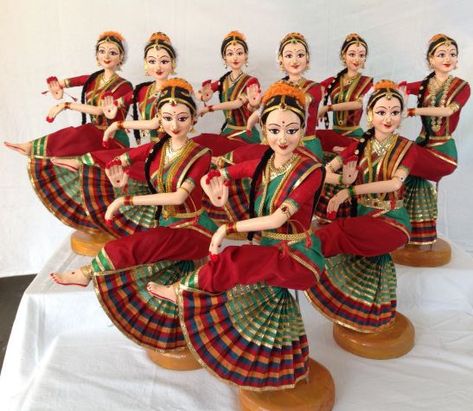 Kondapalli Bommalu, Navaratri Golu, Bommala Koluvu, Golu Dolls, Paper Flower Wall Hanging, Indian Culture And Tradition, Papier Mache Doll, Home Flower Decor, Paper Mache Dolls