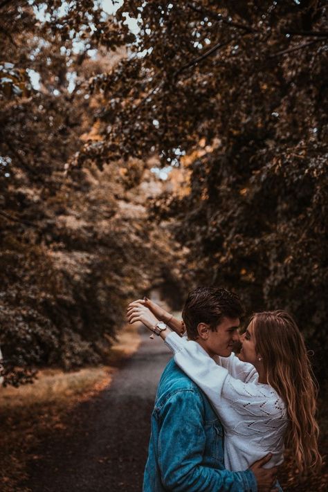 Cute Pictures Ideas For Couples, Poses For Fall Pictures With Boyfriend, Demin Couple Photoshoot, Couple Poses Reference Outside, Cute Poses For Boyfriend And Girlfriend, Couple Photoshoot Fall Ideas, Couples Senior Pictures Boyfriends, Cute Easy Couple Poses, Bf And Gf Professional Pictures