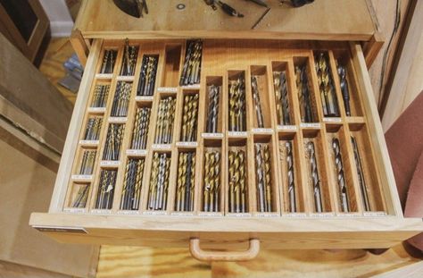 Creative Tool Storage, Drill Bit Storage Diy, Drill Bit Organization, Small Tool Organization, Screw Organization Ideas, Drill Bit Organizer, Drill Bit Storage, Officine In Garage, Workshop Hacks