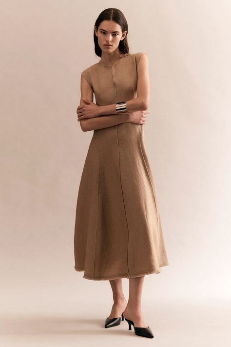 Lafayette 148 Pre-Fall 2024 Collection | Vogue Modesty Fashion, Office Dresses, Sleeveless Shift Dress, Simple Fashion, 2024 Fashion, Vogue Runway, 2024 Collection, Fall 2024, Fashion Poses