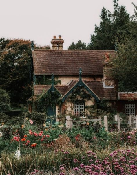 Close your eyes and dream of England - Polesden Lacey gardener's cottage and garden.... Gardeners Cottage, House England, Japandi House, Cute Cottages, My French Country Home, Cottage Farmhouse, Front Of House, Forest House, French Country House