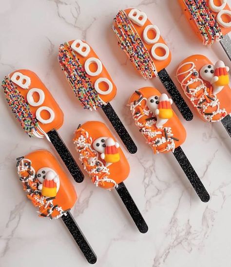 Halloween Cake Popsicles Ideas, Dipped Desserts Ideas, Halloween Cake Sicles, Halloween Individual Desserts, Halloween Treat Boxes Ideas Sweets, Halloween Cake Popsicles, Halloween Dessert Boxes, Halloween Dipped Treats, Halloween Treat Boxes Ideas