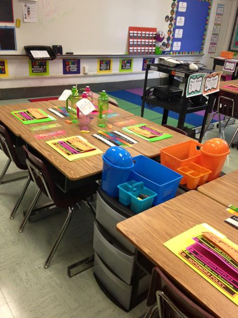 Classroom Desk Arrangement Elementary Groups, Classroom Tables Organization, Desk Arrangement For Small Classroom, Kindergarten Classroom Tables, Classroom Tables Arrangement, Table Group Organization, Table Arrangements Classroom, First Grade Desk Arrangement, Round Table Classroom Setup