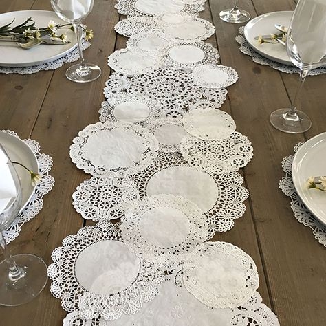 Create a table runner out of paper doilies for a vintage-inspired vibe. Doilies Diy, Paper Lace Doilies, Rustic Paper, Table Runner Diy, Deco Champetre, Tafel Decor, Paper Doilies, Table Runners Wedding, Paper Lace