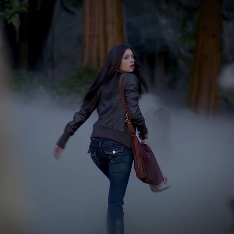 Elena Gilbert Leather Jacket Outfit, Vampire Diaries Fall Aesthetic, Elena Gilbert Bag, Elena Gilbert Pjs, Tvd Season 1 Aesthetic, Elena Gilbert Outfits Season 1, 2010 Fashion Outfits, 2010s Outfits, Tvd Pics