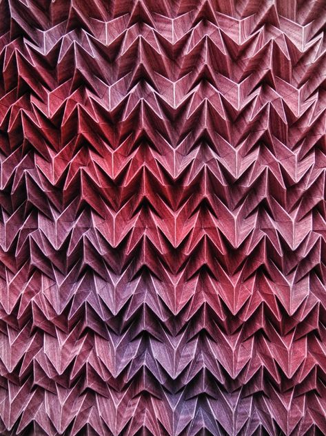 15 Beautiful Close-Up Photos of Origami Tessellations Tessellation Architecture, Paper Folding Patterns, Origami Tesselations, Origami Geometric Shapes, Paper Folding Designs, Origami Tessellation, Origami Folds, Origami Sheets, Folding Architecture