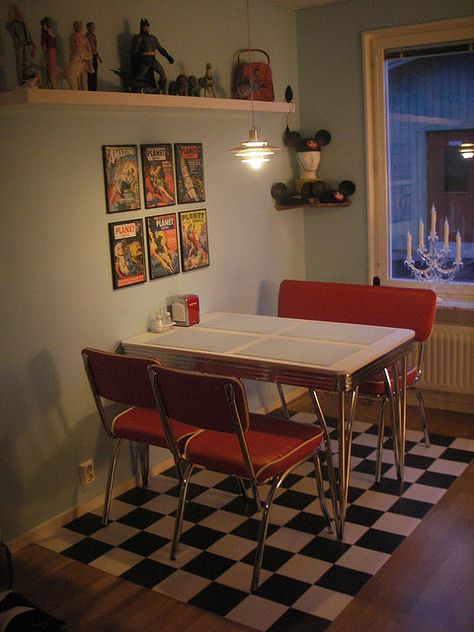 Diner Style Kitchen, Checked Floor, Retro Table And Chairs, Retro Kitchen Tables, 50s House, Retro Dining Table, Retro Dining Rooms, Diner Table, Red Dining Room