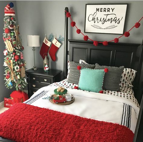 Boy’s Christmas Bedroom Modern Christmas Bedroom, Beautiful Christmas Trees Decorated, Christmas Decor Ideas For Bedroom, Christmas Bedroom Ideas, Decor Ideas For Bedroom, Christmas Bedroom Decor, Classic Bedding, Bedroom Decoration Ideas, Holiday Bedroom