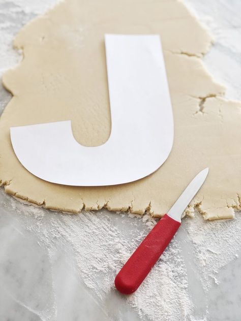 How to make a Letter Cookie Cake | fun cookie cake ideas | cookie cake recipes | unique dessert recipes | diy cookie cake || Jenny Cookies #cookiecake #lettercake #diycookiecake Cream Tart Cake Recipe, Diy Cookie Cake, Cookie Cake Recipes, Letter Cookie Cake, Unique Dessert Recipes, Cookie Cake Ideas, Rainbow Cookie Cake, Tart Cakes, Make A Letter