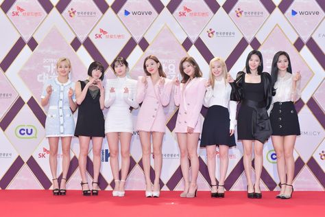 Twice Red Carpet, Twice Christmas, Hairstyle App, Tweed Outfit, Red Carpet Outfits, Hair Advice, Twice Kpop, Hair Makeover, Golden Child