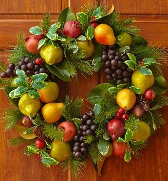 frutales Fruit Wreaths, Williamsburg Christmas, Fruit Wreath, Drinks Table, Altar Flowers, Fake Fruit, Christmas Fruit, Christmas Decorations Wreaths, Twig Wreath