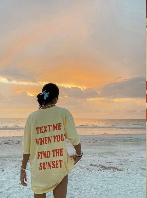 Beach Outfit T-shirt, Oversized Shirt Pose Ideas, Beach Shirts Aesthetic, Beach Tshirt Photoshoot, Beach Tshirt Outfit, Streetwear Beach Outfit, Oversized T Shirt Photoshoot, Beach Oversized Shirt, Oversized Shirt Beach Outfit